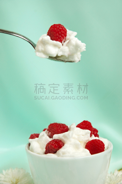 白色,生奶油,覆盆子,垂直画幅,奶制品,素食,无人,奶泡,酸乳酒,奶油