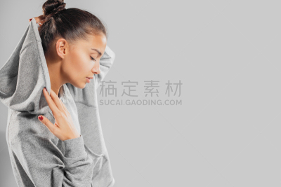 青年人,人的头部,健身房,注视镜头,风帽,灰发,白色人种,背景聚焦,女孩