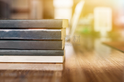 书,书桌,辛勤工作,办公室,笔记本电脑,褐色,休闲活动,水平画幅,智慧,无人