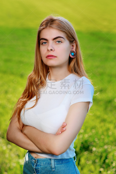 木制,隧道,人的耳朵,青年人,注视镜头,垂直画幅,肺叶,美人,珠宝