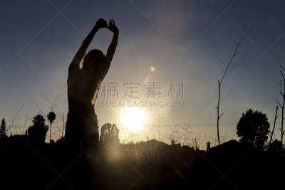 户外,女人,山式瑜珈姿势,水平画幅,地形,徒步旅行,半月的位置,生活方式