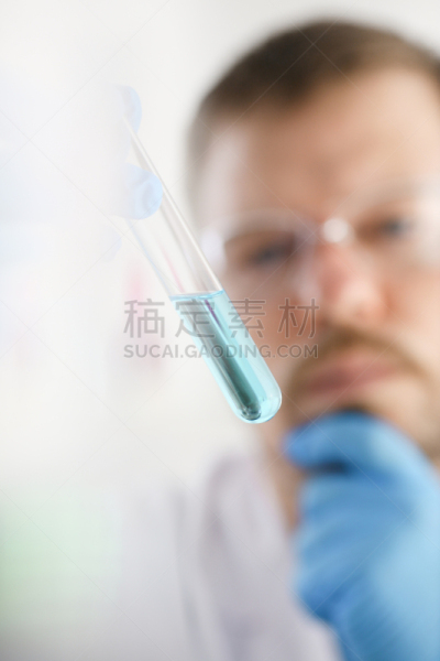 化学家,玻璃杯,男性,拿着,试管,垂直画幅,装管,科学实验,家庭生活,实验室
