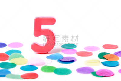 数字5,白色背景,五彩纸屑,周年纪念,背景分离,塑胶,色彩鲜艳,4岁到5岁,儿童,庆祝