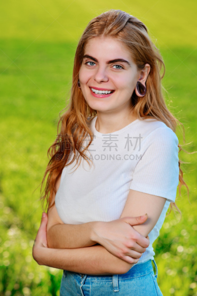 木制,隧道,人的耳朵,注视镜头,青年人,垂直画幅,肺叶,美人,珠宝