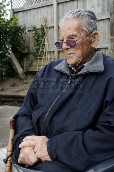 老年男人,悲哀,注视镜头,鳏夫,90多岁,仅一个老年男人,中老年男人,仅一个中老年男人,面无表情,仅男人