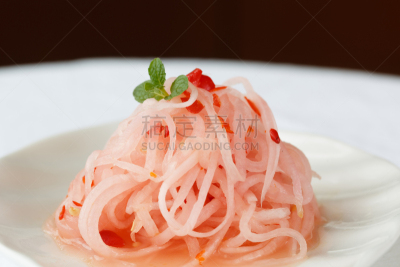 粉色,萝卜,沙拉,丝状的,水平画幅,素食,人的嘴,有机食品,盐渍食品,盘子