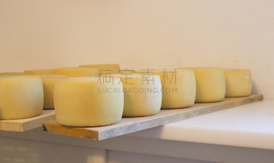 人的头部,奶酪,贮藏室,奶制品,开胃品,商店,工业,乳酪板,白色,清新