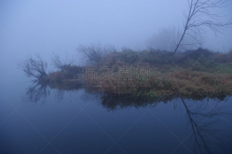 河流,水,富营养化水体,水平画幅,高视角,无人,早晨,单色调,前景聚焦,淡水