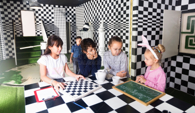 国际象棋,住宅房间,儿童,水平画幅,进行中,钟,表情符号,绿厅,成年的,秘密