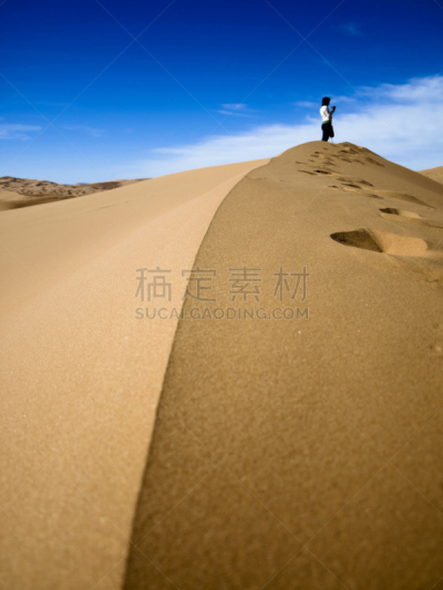 沙漠,女人,垂直画幅,天空,沙子,莫鲁加,户外,干的,骆驼,青年人