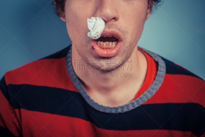 男人,鼻出血,单纯包疹,身体受伤,水平画幅,人的嘴,白人,瘀伤,特写,仅男人