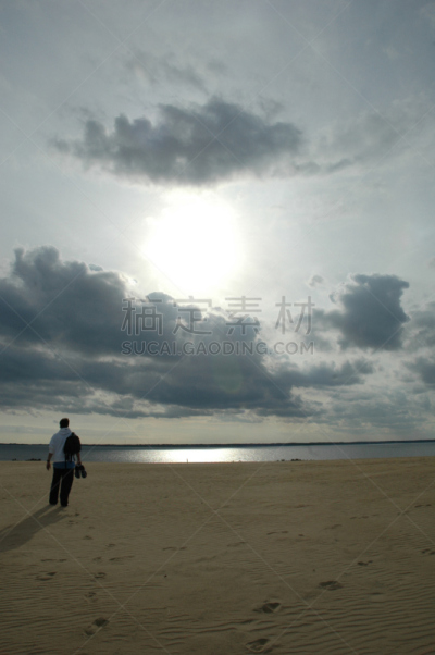 男人,老马海滩,垂直画幅,水,风,沙子,偏远的,户外,云景,海滩