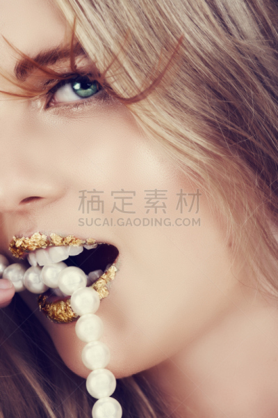女人,珍珠,垂直画幅,美,绿色眼睛,彩妆,美人,珠宝,白人,咬