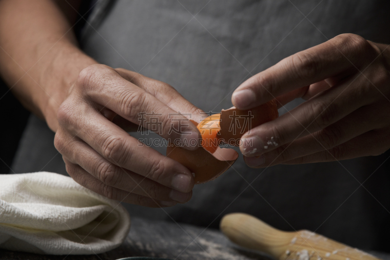 鸡蛋,蛋清分离器,青年男人,平衡折角灯,蛋清,破碎的,擀面杖,制作蛋糕,水平画幅,配方