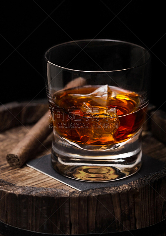 饮料,桶,威士忌,白兰地,雪茄,在上面,冰块,科涅克,玻璃杯,木制