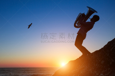 进行中,大号,小号,海洋,青年男人,海岸线,非凡的,乐器,剪影,日落