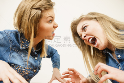 女人,两个人,水平画幅,残酷的,不关心,波兰,成年的,休闲装,生气,人