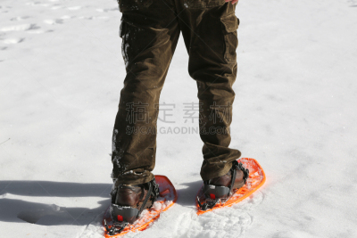 雪,穿雪鞋走路运动,青年男人,白色,寒冷,水平画幅,灯芯绒,人,裤子,户外