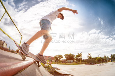 滑板公园,青少年,滑板,短裤,鸭舌帽,栏杆,半管,鱼眼镜头,斜面板,长袖衫
