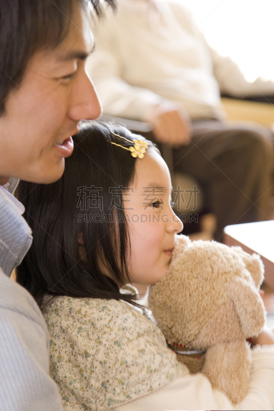 女孩,父亲,垂直画幅,毛绒玩具,30到39岁,独生子女家庭,男性,日本人,单亲父亲,成年的