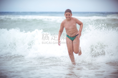 男孩,慢跑,脂肪细胞,人类消化系统,厚的,物理压力,水,天空,休闲活动,沙子