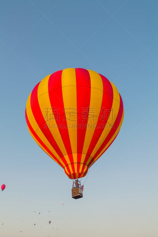 热气球,早晨,多色的,debrecen,气球节,飞艇,轻轻浮起,氧气,垂直画幅,天空