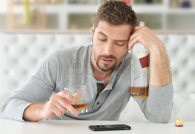 威士忌,男人,玻璃杯,头痛,水平画幅,宿醉,美人,拿着,饮料,白人