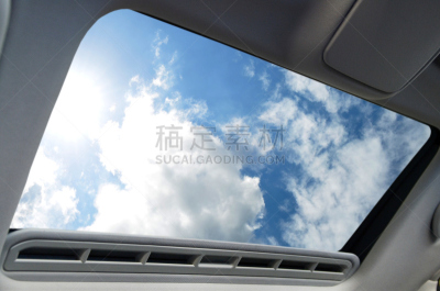 汽车天窗,汽车内部,天空,水平画幅,无人,户外,云景,部分,汽车,里面