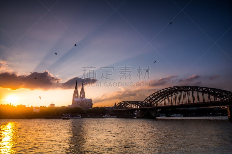 Sonnenstrahlen über dem Kölner Dom