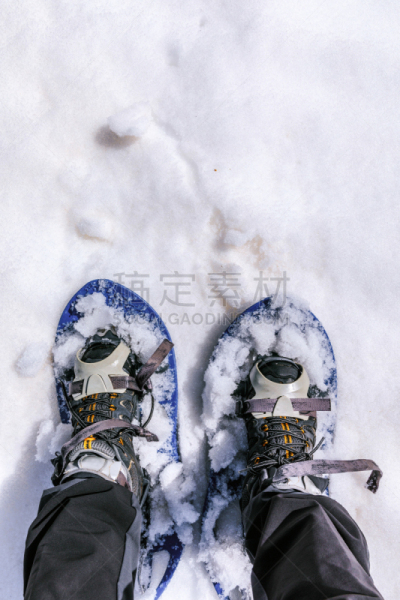 穿雪鞋走路运动,雪鞋,垂直画幅,雪,周末活动,户外,白色,运动,冬天,山