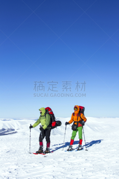 冬天,徒步旅行,垂直画幅,雪,仅成年人,运动,雪鞋,双亲家庭,女人