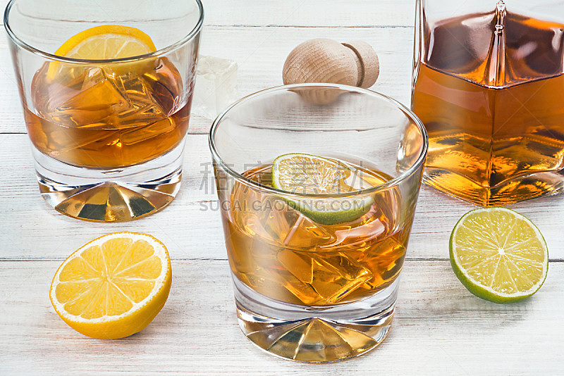 威士忌,冰块,桌子,水平画幅,木制,无人,玻璃杯,含酒精饮料,冰,柑橘属