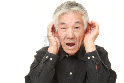 日本人,人的耳朵,老年人,男人,手,在之后,水平画幅,长袖衫,仅男人,仅成年人