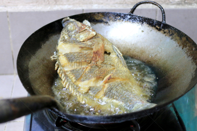 商业厨房,煎锅,鱼肉,鲽,罗非鱼,裹面包屑,餐具,自然,水平画幅,有机食品