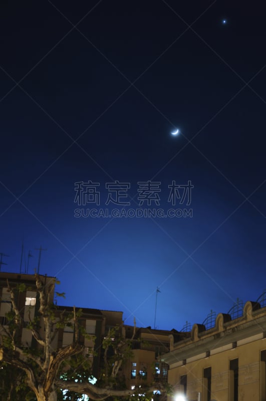 都市风光,在上面,月亮,欧洲,夜晚,寂寞,建筑外部,照明设备,垂直画幅,图像