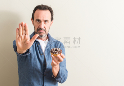 信心,做手势,认真的,手掌,面部表情,停止手势,老年男人,巧克力多纳圈,吃,防守