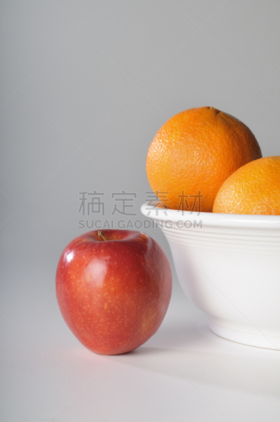 橙子,苹果,布瑞本苹果,垂直画幅,留白,水果,无人,有机食品,灰色背景,白色