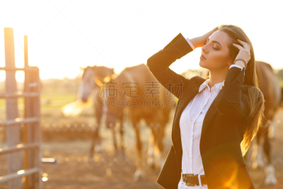 鞭子,女人,天空,夏天,美国西部,仅成年人,运动头盔,青年人,职业赛马骑师,大农场
