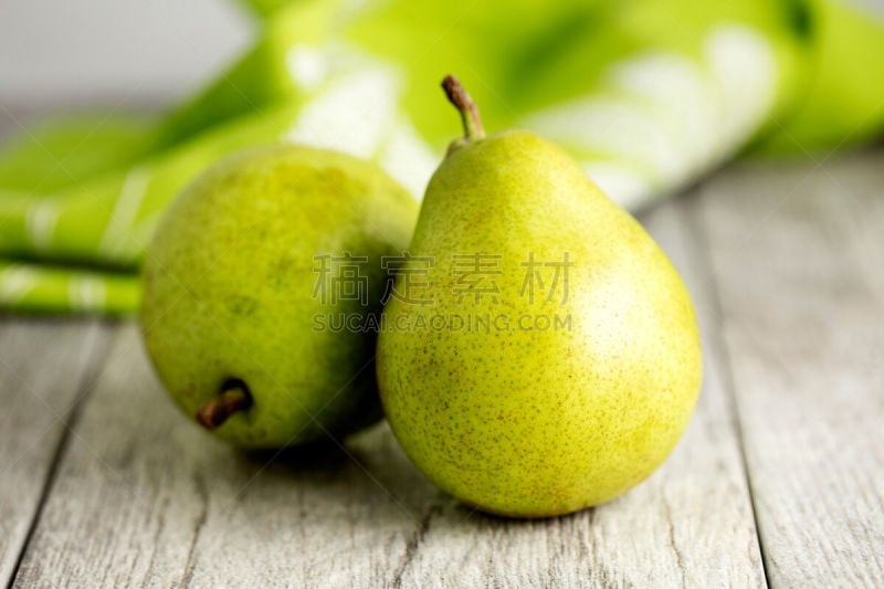 anjou pear,梨,两个物体,水果,桌子,水平画幅,绿色,木制,无人,小吃