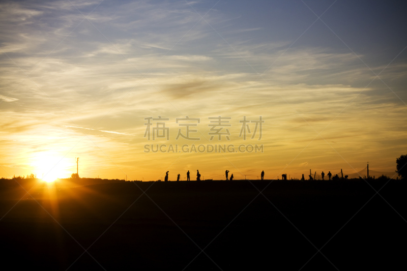 高尔夫球运动,高尔夫练习场,休闲活动,水平画幅,进行中,人群,夏天,户外,云景,仅男人