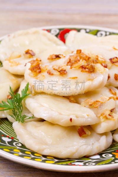 塞满了的,洋葱,波兰饺子,焦糖,饺子,精制土豆,上菜,垂直画幅,煮食,膳食