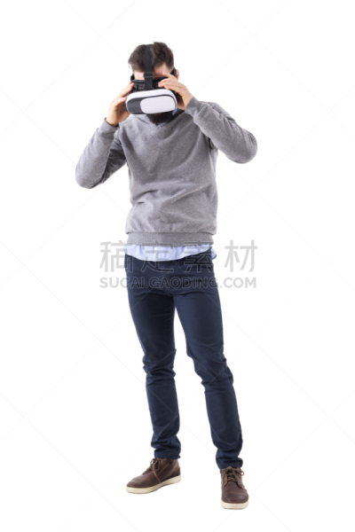 穿衣服,拿着,往下看,虚拟现实,青年男人,智能眼镜,全身独立,3d眼镜,增强现实,数字取景器