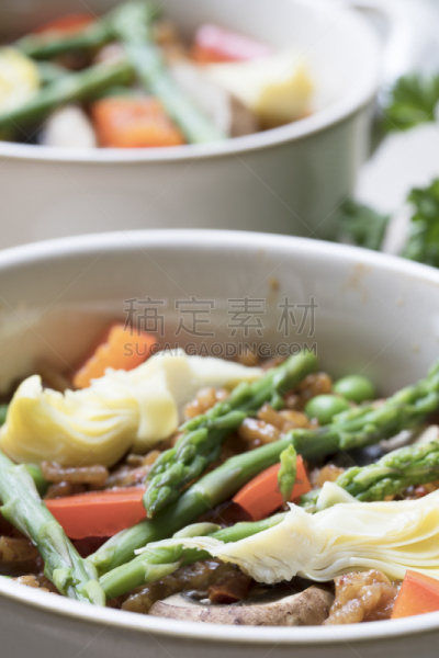西班牙海鲜饭,垂直画幅,素食,特写,洋蓟心,豌豆,餐具,美国,无人,椒类食物