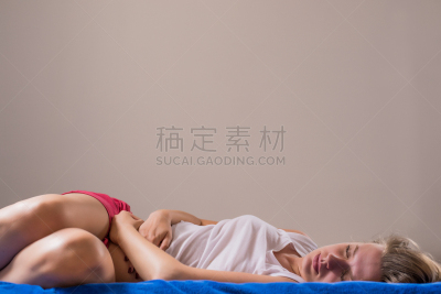 沙发,青年女人,月经前综合症,月经,妇女政权论者,恶心,有月经,胃疼,地狱,腹腔