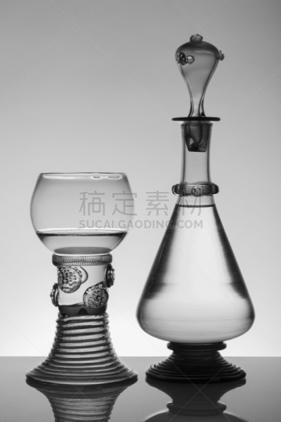 白色背景,瓶子,葡萄酒杯,单色图片,中老年人,黑白图片,华丽的,含酒精饮料,背景分离,美术工艺