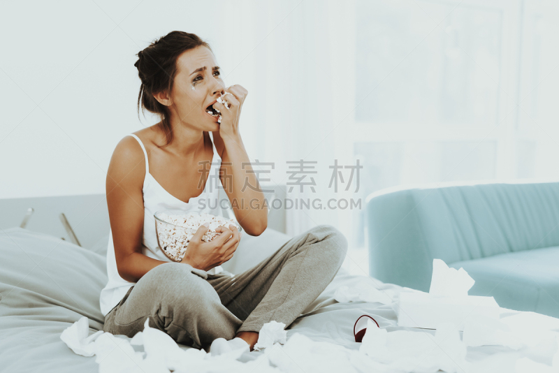 女人,寂寞,爆米花,床,一个物体,青春期,睫毛膏,一个人,沙发,哀悼者
