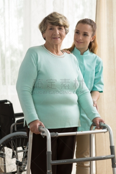 女人,老年人,住宅内部,流动的行人,按摩师,肢体缺损,物理疗法,轮椅,垂直画幅,休息