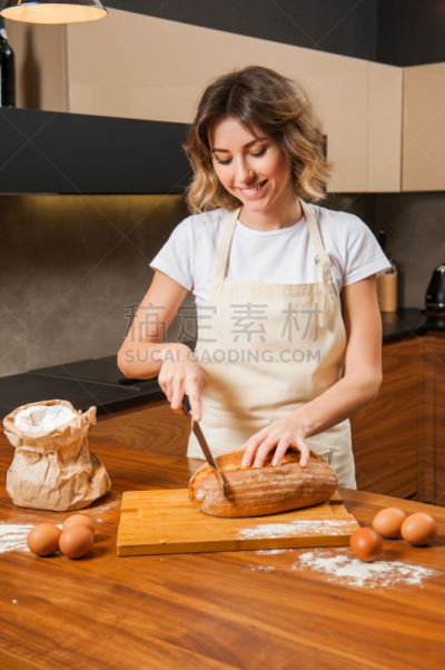 青年人,面包,清新,家庭妇女,可爱的,垂直画幅,金色头发,美,青少年,女人