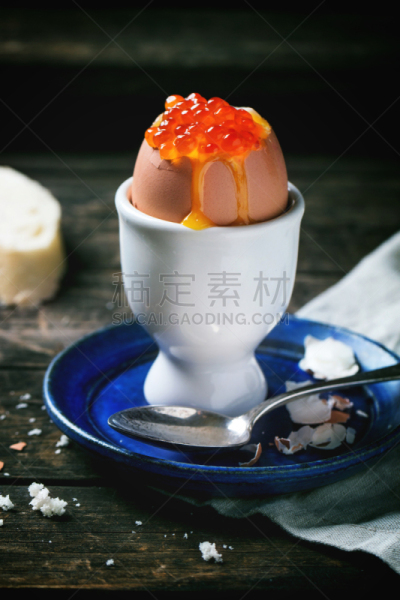 半熟的鸡蛋,红鱼子酱,餐具,垂直画幅,鱼子酱,褐色,煮食,无人,膳食,早晨