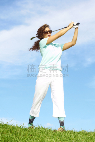高尔夫球运动,女性,垂直画幅,天空,留白,夏天,草,仅成年人,青年人,运动
